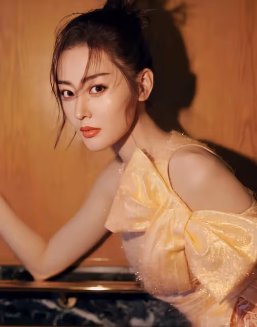 張天愛身穿金色長裙，美麗甜美，充滿冒險精神！