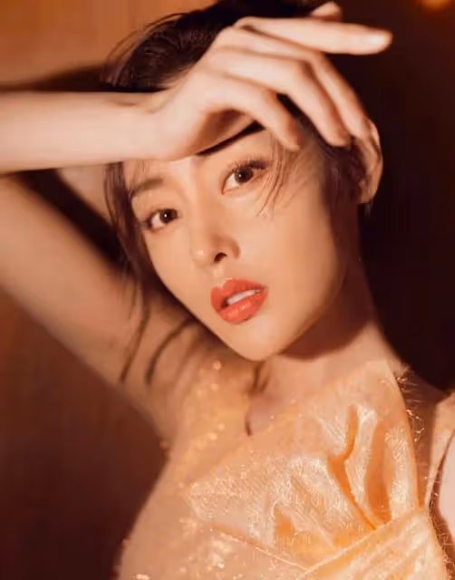 張天愛身穿金色長裙，美麗甜美，充滿冒險精神！