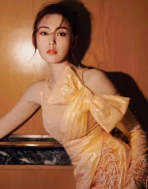張天愛身穿金色長裙，美麗甜美，充滿冒險精神！