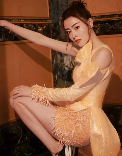 張天愛身穿金色長裙，美麗甜美，充滿冒險精神！