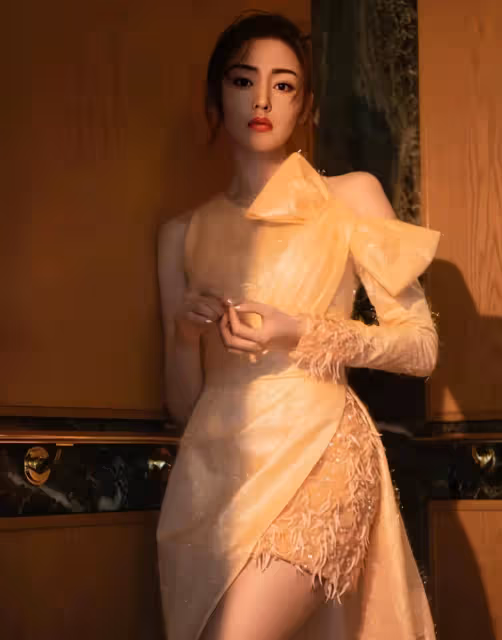 張天愛身穿金色長裙,美麗甜美,充滿冒險精神!
