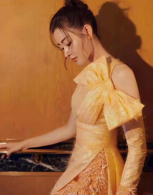 張天愛身穿金色長裙,美麗甜美,充滿冒險精神!