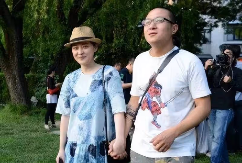 梅婷夫婦現身婚禮，老公面前姿態好低，穿娃娃裙變家庭主婦太臃腫