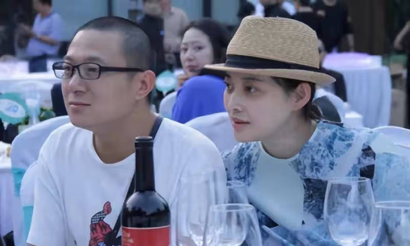 梅婷夫婦現身婚禮，老公面前姿態好低，穿娃娃裙變家庭主婦太臃腫