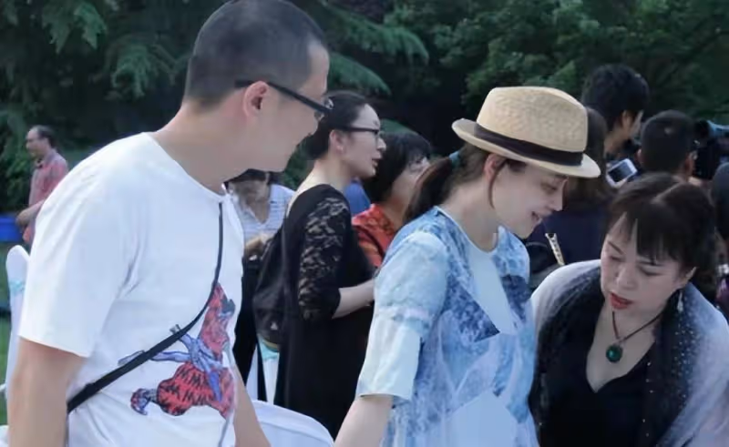 梅婷夫婦現身婚禮，老公面前姿態好低，穿娃娃裙變家庭主婦太臃腫