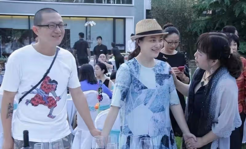 梅婷夫婦現身婚禮，老公面前姿態好低，穿娃娃裙變家庭主婦太臃腫