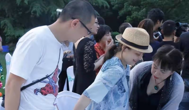 梅婷夫婦現身婚禮,老公面前姿態好低,穿娃娃裙變家庭主婦太臃腫