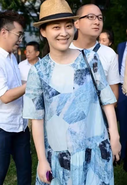 梅婷夫婦現身婚禮,老公面前姿態好低,穿娃娃裙變家庭主婦太臃腫