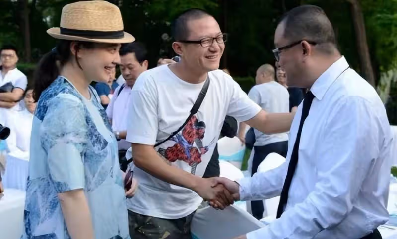 梅婷夫婦現身婚禮,老公面前姿態好低,穿娃娃裙變家庭主婦太臃腫
