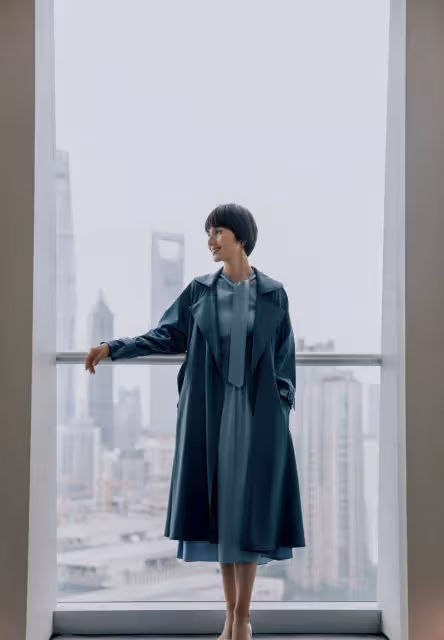 會穿的女人都用風衣配「腳踝裙」！瞧袁泉、俞飛鴻這樣穿，多高級