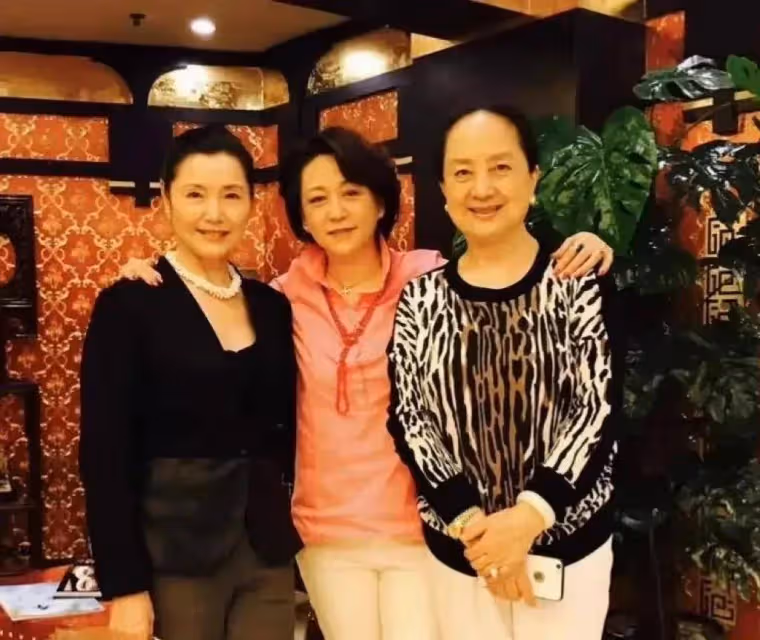 張金玲老態龍鍾，和姜黎黎同框就像兩代人，看不出只有三歲只差！
