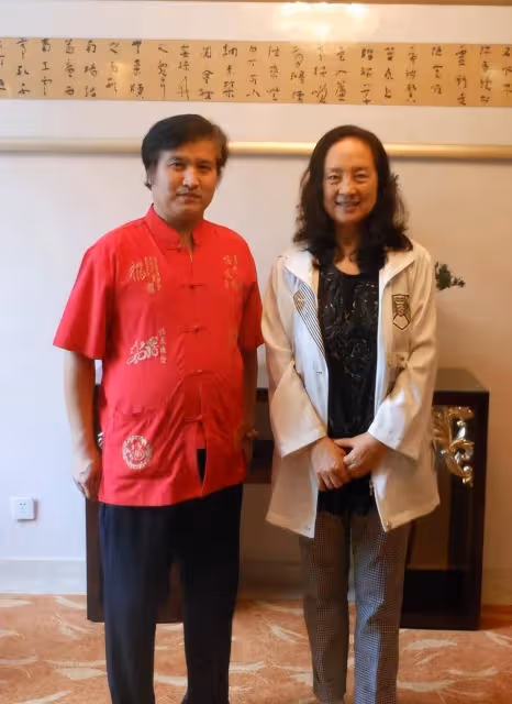 張金玲老態龍鍾，和姜黎黎同框就像兩代人，看不出只有三歲只差！
