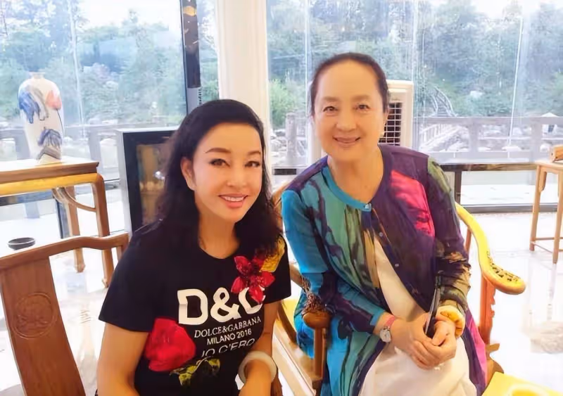 張金玲老態龍鍾，和姜黎黎同框就像兩代人，看不出只有三歲只差！