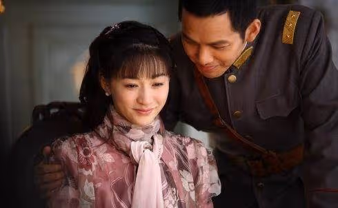 43歲林心如撞上43歲李小冉,明明都是同齡人,看起來卻像兩代人