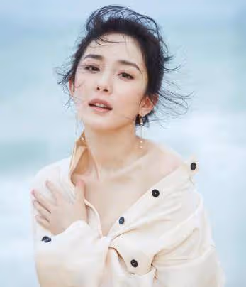 14年前她給劉亦菲撐傘,14年後成為一線明星,名氣比劉亦菲大