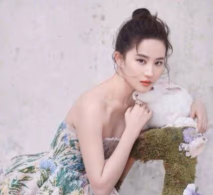 14年前她給劉亦菲撐傘,14年後成為一線明星,名氣比劉亦菲大