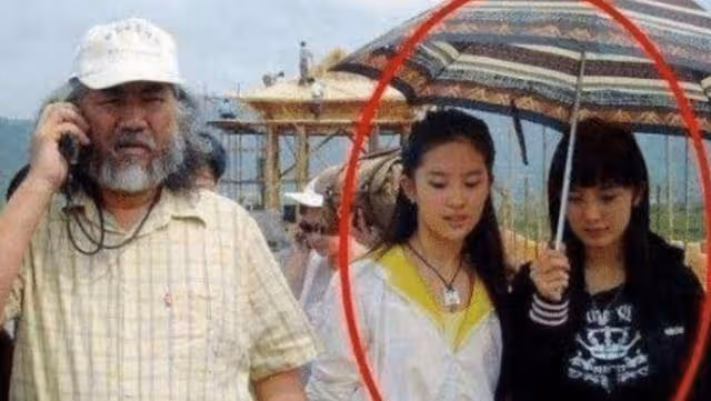 14年前她給劉亦菲撐傘,14年後成為一線明星,名氣比劉亦菲大