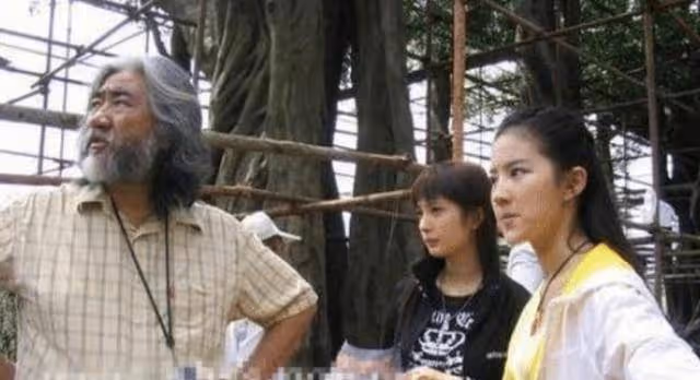 14年前她給劉亦菲撐傘,14年後成為一線明星,名氣比劉亦菲大