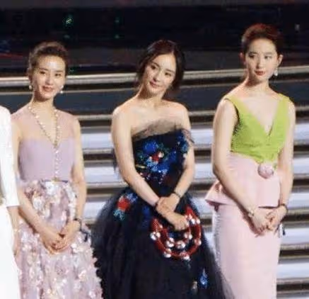 14年前她給劉亦菲撐傘,14年後成為一線明星,名氣比劉亦菲大