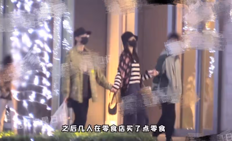 許嵩牽手小14歲女友逛街，貼心為其拎包，馮禧遭芒果打碼原因曝光