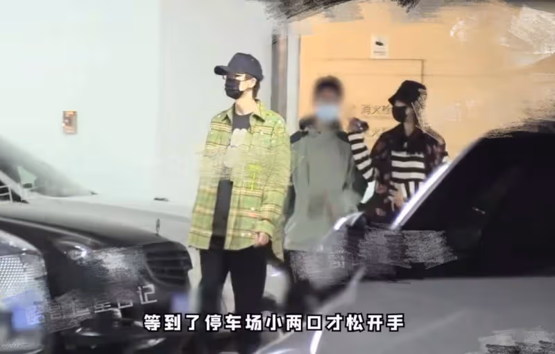 許嵩牽手小14歲女友逛街，貼心為其拎包，馮禧遭芒果打碼原因曝光