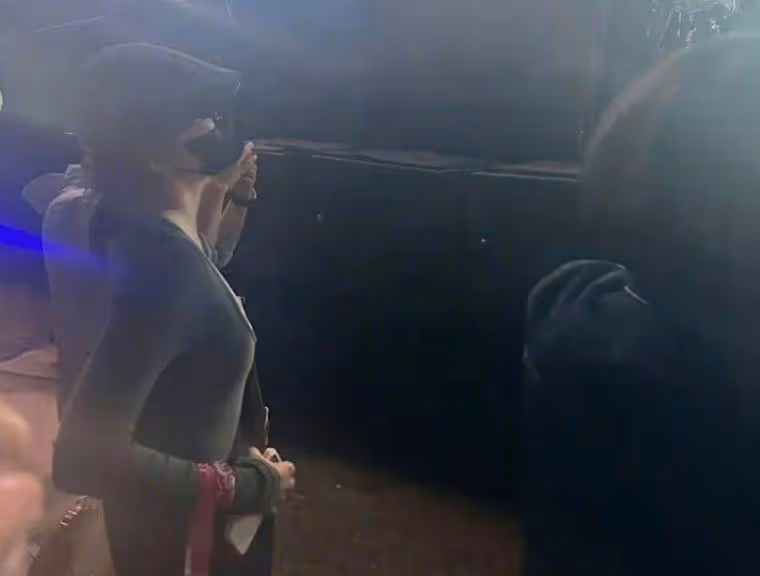 許嵩牽手小14歲女友逛街,貼心為其拎包,馮禧遭芒果打碼原因曝光