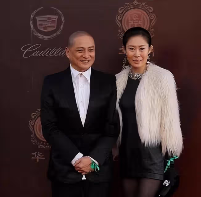 湯鎮業夫婦罕見露面，小25歲嬌妻長相一般但身材好，穿貂皮很貴婦