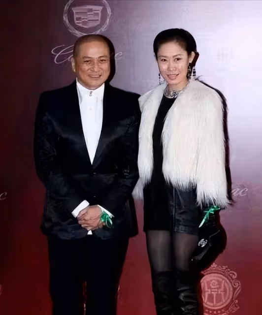 湯鎮業夫婦罕見露面，小25歲嬌妻長相一般但身材好，穿貂皮很貴婦
