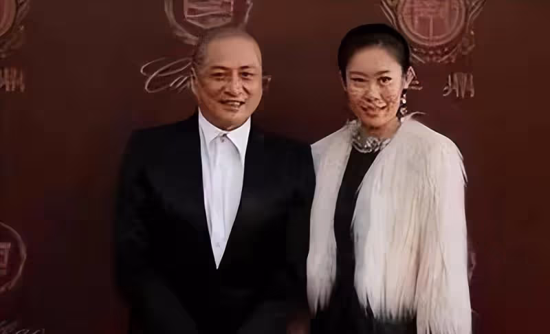 湯鎮業夫婦罕見露面，小25歲嬌妻長相一般但身材好，穿貂皮很貴婦