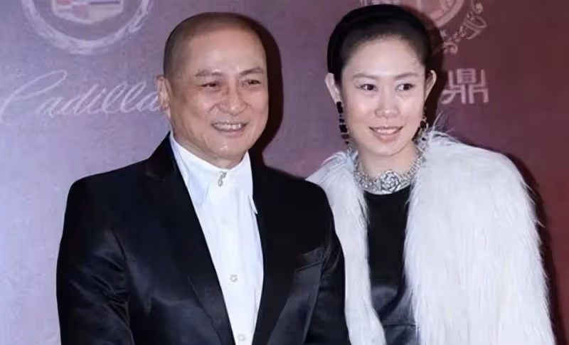 湯鎮業夫婦罕見露面，小25歲嬌妻長相一般但身材好，穿貂皮很貴婦