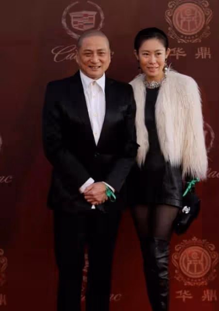 湯鎮業夫婦罕見露面，小25歲嬌妻長相一般但身材好，穿貂皮很貴婦