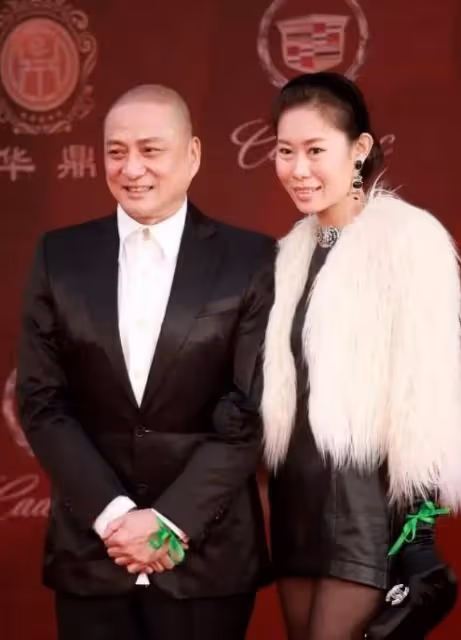 湯鎮業夫婦罕見露面，小25歲嬌妻長相一般但身材好，穿貂皮很貴婦
