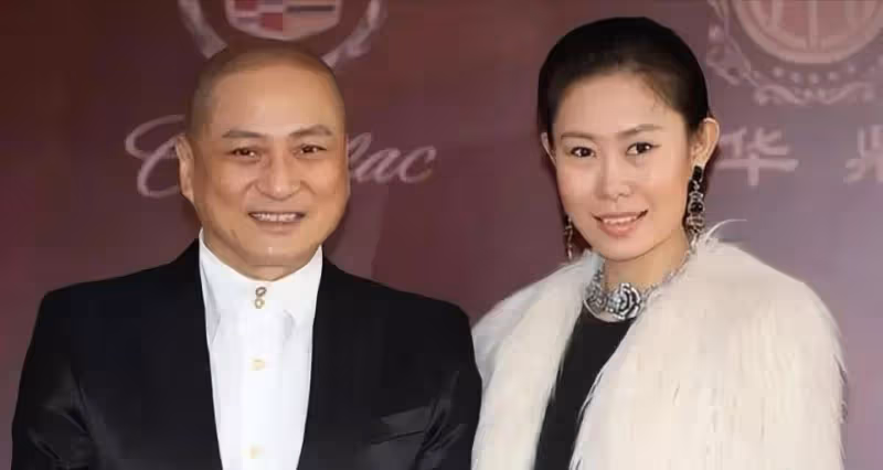 湯鎮業夫婦罕見露面，小25歲嬌妻長相一般但身材好，穿貂皮很貴婦