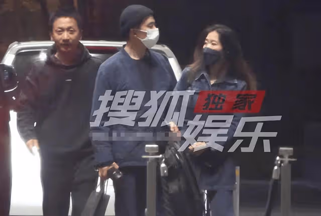 黃軒與ABC女友穿情侶裝住酒店,貼心幫拿水杯,傳已過完天價大禮