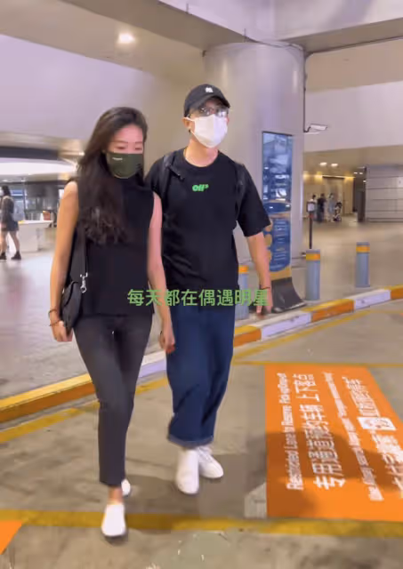 黃軒與ABC女友穿情侶裝住酒店,貼心幫拿水杯,傳已過完天價大禮