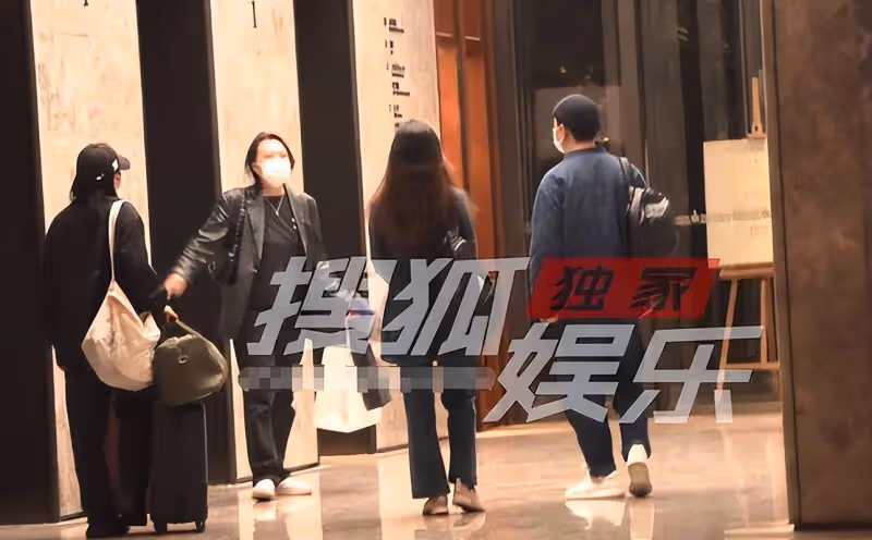 黃軒與ABC女友穿情侶裝住酒店,貼心幫拿水杯,傳已過完天價大禮