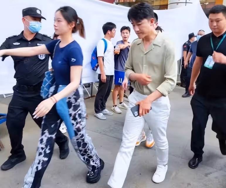 黃軒與ABC女友穿情侶裝住酒店,貼心幫拿水杯,傳已過完天價大禮