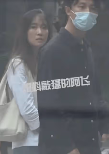 黃軒與ABC女友穿情侶裝住酒店,貼心幫拿水杯,傳已過完天價大禮