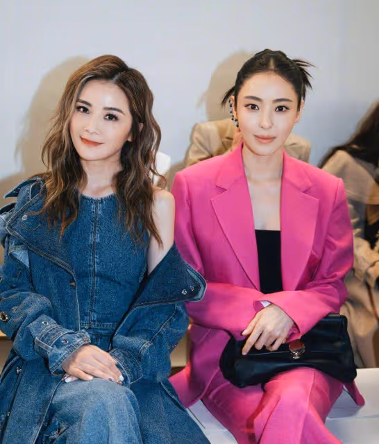 40歲蔡卓妍驚艷了巴黎!一身牛仔裝配卷髮美成焦點,真給國人長臉