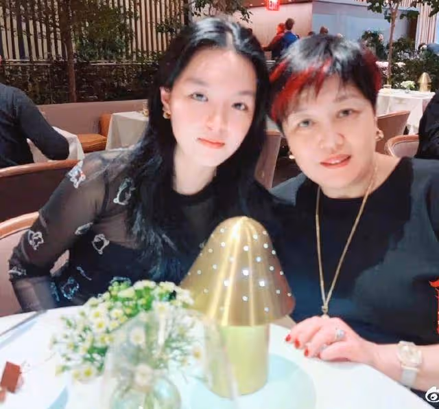 李詠女兒大學畢業!哈文曬照表示欣慰,已有演員作品,期待回國