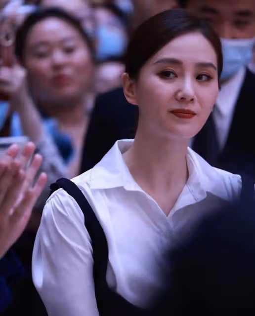 劉詩詩生圖曝光，穿「白襯衫+背帶裙」俏皮甜美，眼角紋暴露年齡
