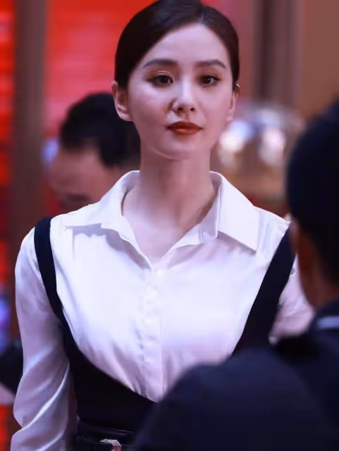 劉詩詩生圖曝光，穿「白襯衫+背帶裙」俏皮甜美，眼角紋暴露年齡