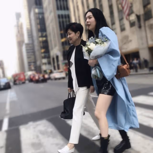 李詠21歲女兒大學畢業！在美國提前一年完成學業，曬母女合影慶祝