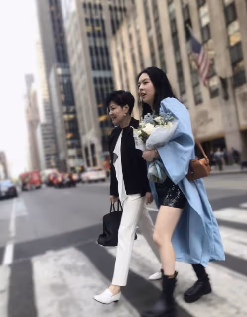 李詠21歲女兒大學畢業！在美國提前一年完成學業，曬母女合影慶祝