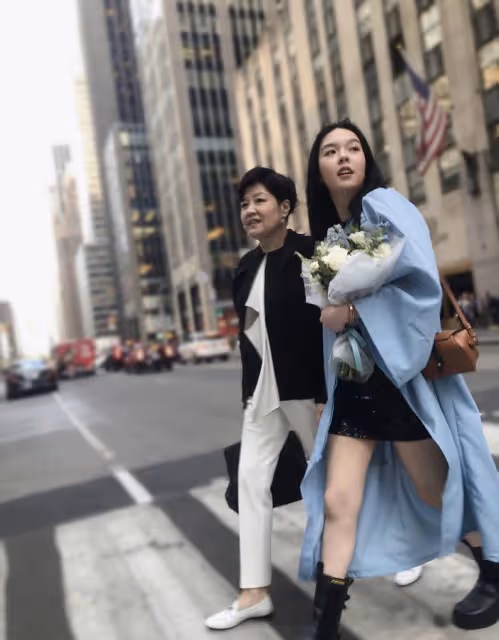 李詠21歲女兒大學畢業！在美國提前一年完成學業，曬母女合影慶祝