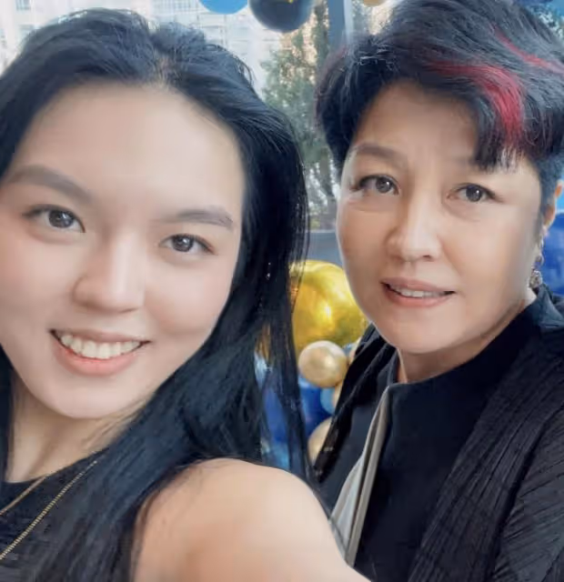 李詠21歲女兒大學畢業！在美國提前一年完成學業，曬母女合影慶祝