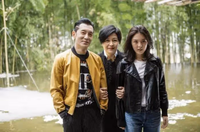 李詠21歲女兒大學畢業!在美國提前一年完成學業,曬母女合影慶祝