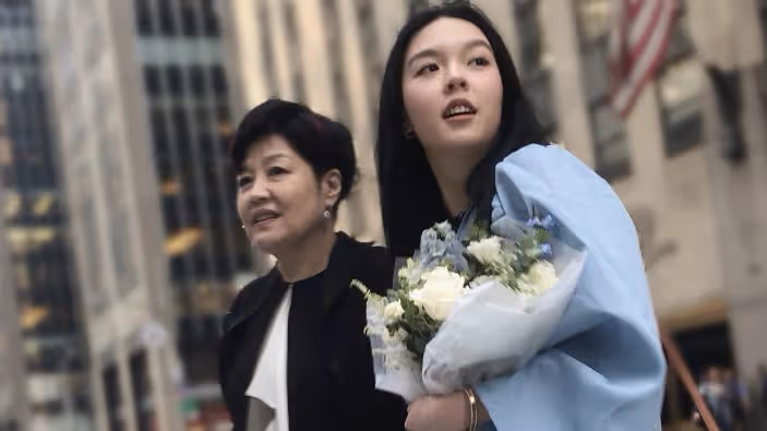 李詠21歲女兒大學畢業！在美國提前一年完成學業，哈文比她還開心