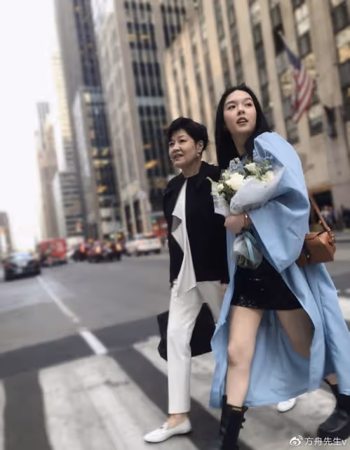 李詠21歲女兒大學畢業!在美國提前一年完成學業,哈文比她還開心