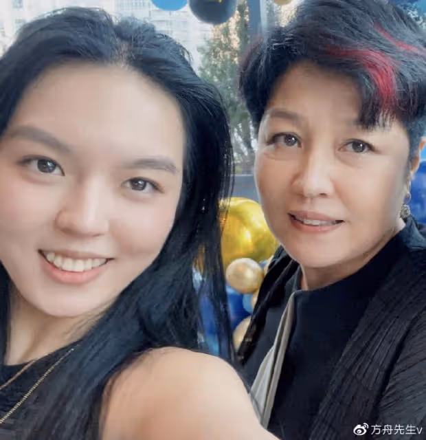李詠21歲女兒大學畢業!在美國提前一年完成學業,哈文比她還開心